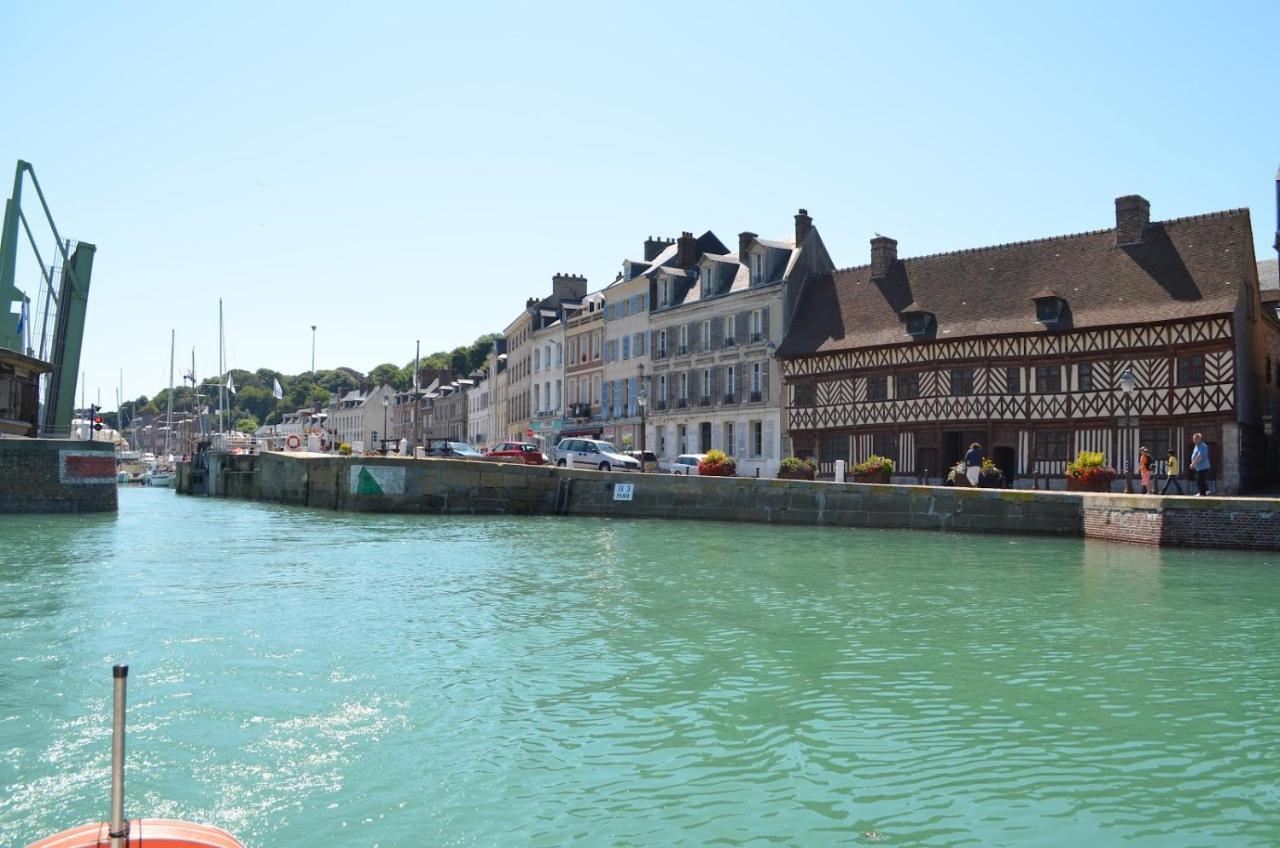 Le Phare Au Pied Du Port